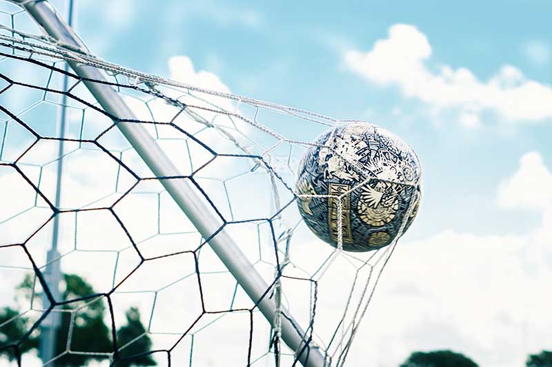 voetbal verdwijnt in het net