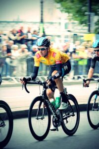 Wielrenner met gele trui