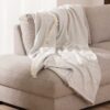 Plaid-Namibia-Lichtgrijs-katoen-over-bank Plaid Namibia lichtgrijs - Premium Belmarti® kwaliteit